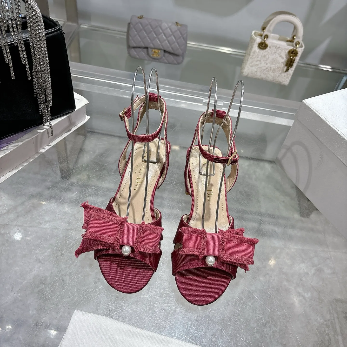 👟👟Ex-factory price 520👟👟 🎆Fringed webbing women's shoes Dior Dior 2024 spring and summer catwalk new Adiorble women's shoes CD star's same fashion tassel bow square head pearl letter logo hardware buckle high-heeled hollow sandals The top high-end version on the market Upper: original customized tassel grosgrain Lining: sheepskin lining foot pad Outsole: Italian leather outsole Heel height: 8.5cm Size: 34-41 (34.40.41. Customization is non-refundable)